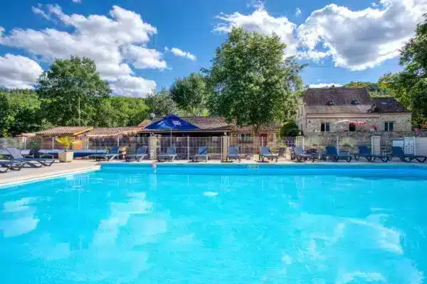 Camping La Peyrugue - Camping 3 étoiles en Dordogne - Piscine Camping en Dordogne.