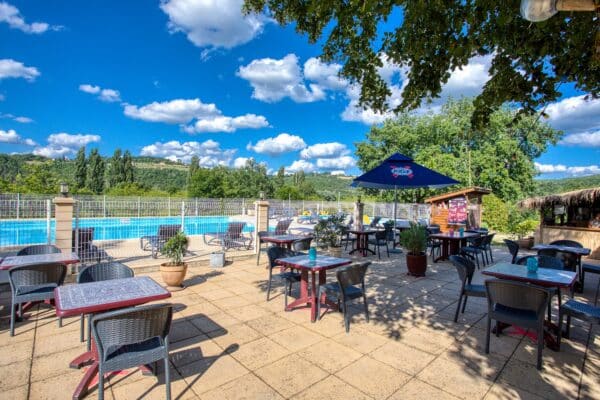 Camping avec piscine en Dordogne : La Peyrugue