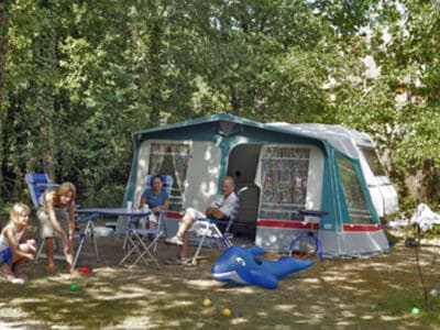 Les emplacements nus (tentes, camping-car ou caravanes) de notre camping avec piscine en Dordogne